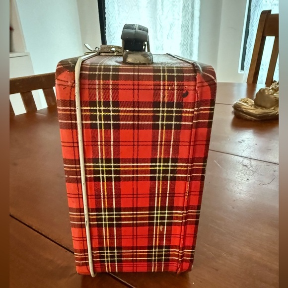 Plaid at Its Best!
Vintage Aladdin Heritage Red Plaid Metal Lunchbox - Picture 2 of 11